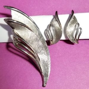 Vintage set earrings and brooch pin silver tone clip on leaf feather